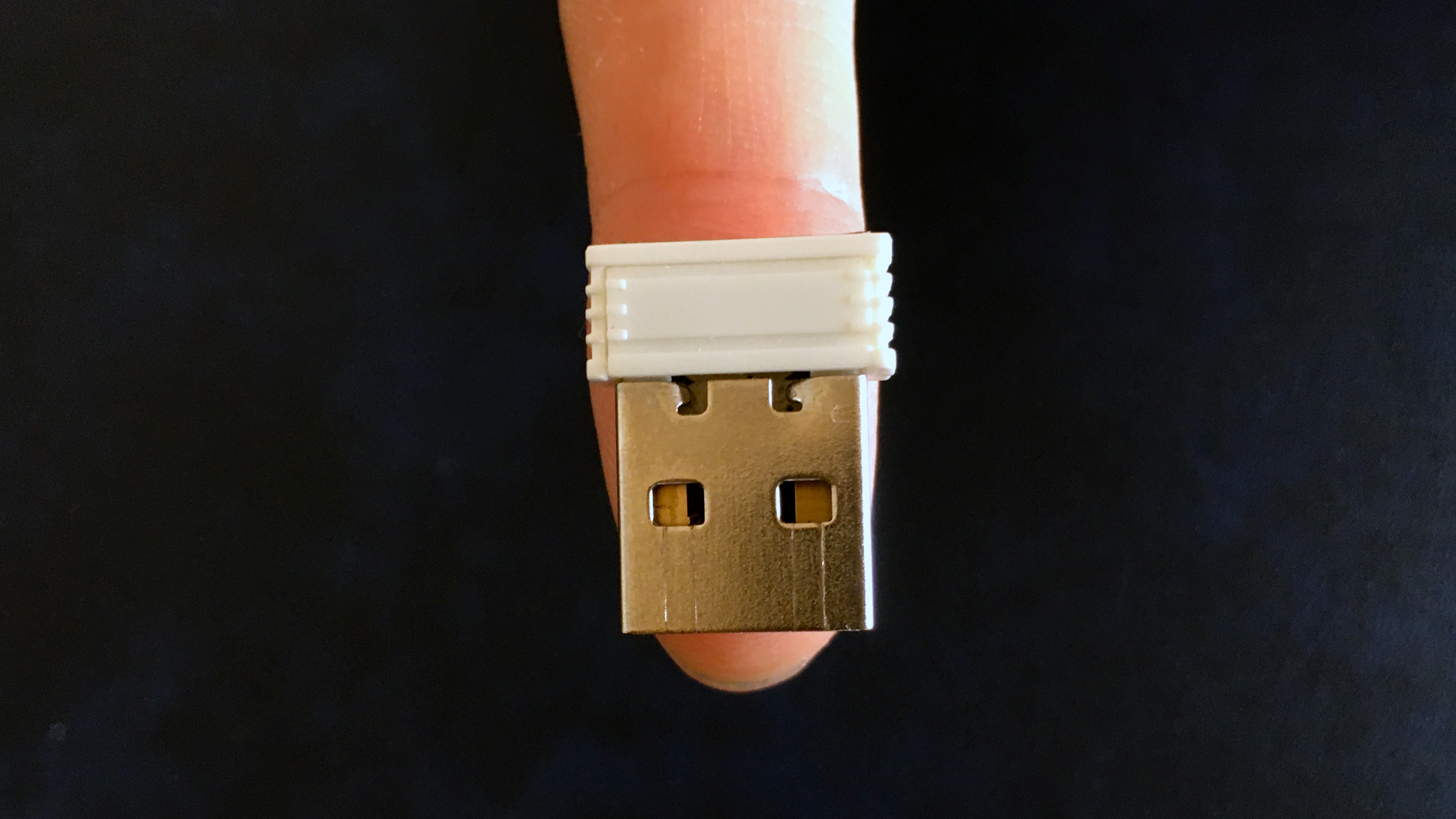 無線LANの受信機 外径寸法：約3.4cm x 1.4cm、2.4GHz専用