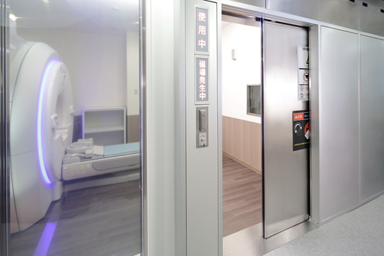 日本では珍しい、自動スライドタイプの電磁波シールドドア
            構造や作動メカニズムの工夫により、バリアフリーも実現