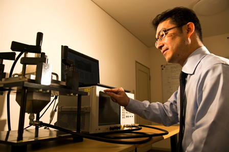 電波シールド素材の測定風景