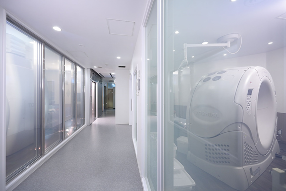 See Through技術を活用したMRI検査室(左)とCT検査室(右)