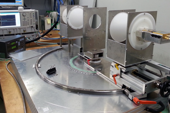 EMPROOF®素材の測定状況例丸い穴が開いているところへ素材をセットして測定